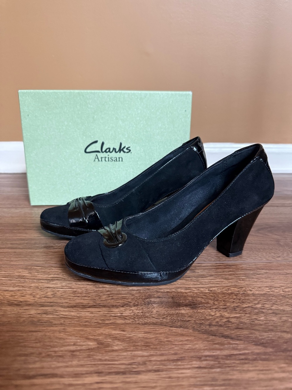 NEW Clarks Artisan Collection Black Patent & Suede Diamond Sadler Pumps 32409